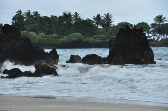 Praia em Hana, na costa leste de Maui, no Havaí
